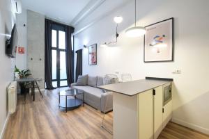 een woonkamer met een bank en een tafel bij Acacias Apartments - City Centre in Madrid