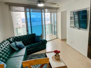 パナマシティにあるPunta Pacífica Oceanfront apartmentのリビングルーム(ソファ、テーブル付)