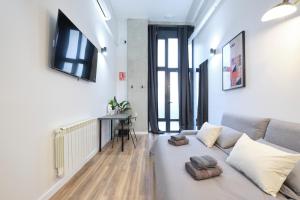 een woonkamer met een bank en een tafel bij Acacias Apartments - City Centre in Madrid +36 foto's