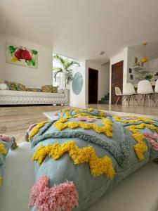 a large bed with flowers on it in a room at LA RESERVE VILLAS BEIJA-FLOR e IPANEMA in Pipa