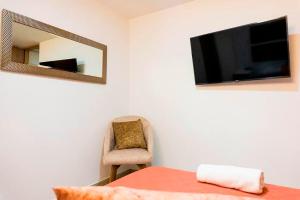 TV a/nebo společenská místnost v ubytování Apartamento 403 - Terraza con Jacuzzi - 2 Habitaciones - Rentas Cortas Gerencial