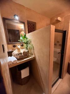 uma pequena casa de banho com um lavatório e um espelho em Casa Sílice em Valladolid