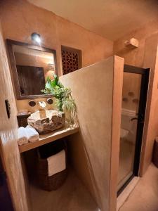 a small bathroom with a sink and a mirror at Casa Sílice Guesthouse in Valladolid +33 photos
