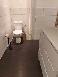 a bathroom with a white toilet in a room at Garibaldi de Calais Fonctionnelle nouvelle rénovation Jardin privé in Calais