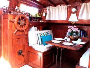 a small table in the back of a boat at 1983 in Las Palmas de Gran Canaria