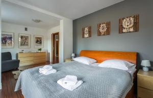 Postel nebo postele na pokoji v ubytování Rent like home - Pardałówka VI