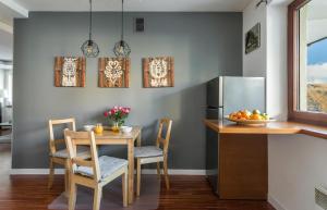 Kuchnia lub aneks kuchenny w obiekcie Rent like home - Pardałówka VI