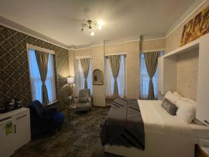 a hotel room with a bed and a chair at Es Moda in Istanbul
