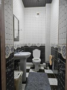 撒馬爾罕的住宿－Apartment BONUSHKA，黑白浴室设有卫生间和水槽