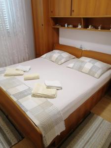 ein Schlafzimmer mit einem Bett mit zwei Handtüchern darauf in der Unterkunft Kuća za odmor Zdravka in Blato
