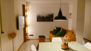 Säng eller sängar i ett rum på Dolomiten Lounge - parcheggio privato incluso
