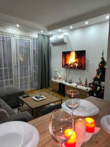 een woonkamer met een kerstboom en een open haard bij House Inn in Pirot