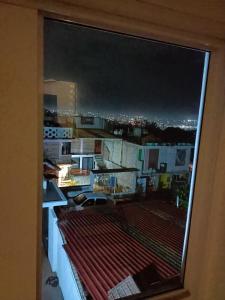 - une vue sur la ville la nuit depuis une fenêtre dans l'établissement La cima, à Zacatlán