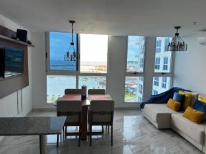een woonkamer met een tafel en een bank bij Moderno Apartamento en Avenida Balboa in Panama-Stad