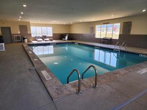- une grande piscine dans une chambre d'hôtel dans l'établissement Country Inn & Suites by Radisson, Macon West, GA, à Macon