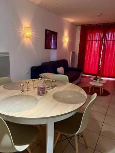 - un salon avec une table ronde et des chaises dans l'établissement Chez Jack-Résidence-Piscine-Sauna, à Levernois