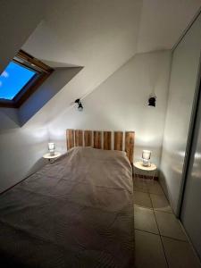 - une chambre dotée d'un lit avec deux lumières dans l'établissement Chez Jack-Résidence-Piscine-Sauna, à Levernois