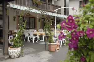 聖加倫基希的住宿－Hotel Traube，户外庭院设有桌椅和鲜花