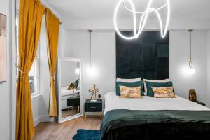 ein Schlafzimmer mit einem großen Bett und einem Kronleuchter in der Unterkunft Marylebone central apartment in London