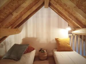 um quarto no sótão com uma cama e um candeeiro em Casas das Japoneiras em Paredes de Coura