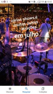 una foto de un baterista tocando la batería en un concierto en Casinhas no Interior de MG en Antônio Prado
