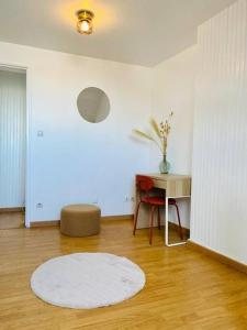 a living room with a table and a white rug at Appartement Duplex Cosy in Le Havre