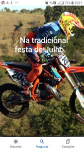 una persona montando una moto de tierra en el aire en Casinhas no Interior de MG en Antônio Prado
