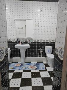 撒馬爾罕的住宿－Apartment BONUSHKA，黑白浴室设有水槽和卫生间