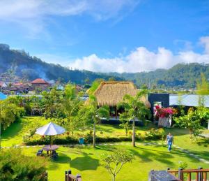 Blick auf einen Garten mit einem Haus in der Unterkunft Volcano Retreat in Kubupenlokan