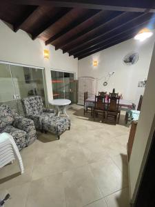 - un salon avec un canapé et une table dans l'établissement Casa com piscina em condomínio, à Cachoeira Paulista