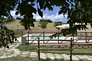 Bazén v ubytování Agriturismo Forestale Luti nebo v jeho okolí