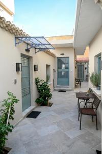 an outdoor patio with a table and chairs at ΜΕΛΑΝΘΙΑ m2 in Preveza