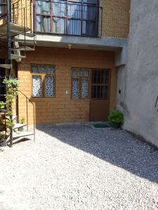 een gebouw met een balkon en een patio bij Hospedaje Casa Cortés - Recamaras de Descanso en Tepoztlán Mor in Tepoztlán