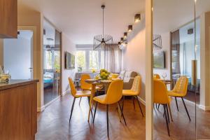 Posedenie v ubytovaní Bruna 2 - Charming Apartment by Noclegi Renters + 17 fotografií