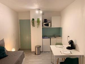 salon ze stołem i kuchnią w obiekcie Appartement tout équipé à 6 minutes de la Gare St Charles w Marsylii +10 zdjęć