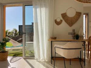 sala de estar con mesa y silla en Villa with pool to getaway and relax, en San Bartolomé