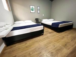 2 camas en una habitación con suelo de madera en LA TERRAZA del POBLADO 474-TR1, en Medellín