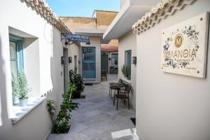 a courtyard in a house with white walls and plants at ΜΕΛΑΝΘΙΑ m5 in Preveza