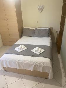 伊拉克利翁鎮的住宿－New Unique Apartment in Heraklion，一间卧室配有一张床,上面有两条毛巾