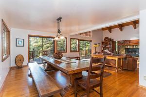 comedor con mesa de madera y sillas en 451 First Green Dr - Mountain Home en Incline Village