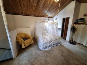 um quarto com uma cama num quarto em Casa das Falésias Cumuruxatiba em Cumuruxatiba