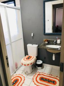 A bathroom at Apartamento próximo da praia
