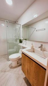 a bathroom with a toilet and a sink and a shower at Apartamento 307 - Vista a la Represa - 1 Habitación y Sofa Cama - Rentas Cortas Gerencial in Guatapé