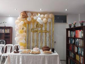 stół z balonami, tortem i znakiem w obiekcie ¡Hermosa casa de campo rodeada de naturaleza! w mieście Lunahuaná