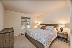un dormitorio con una cama y una ventana en 5 McCloud - Bright and Quaint Living, en Incline Village