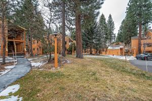 Un patio con una farola delante de una casa en 5 McCloud - Bright and Quaint Living, en Incline Village