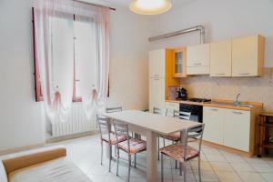 Η κουζίνα ή μικρή κουζίνα στο Casa vacanze Floria