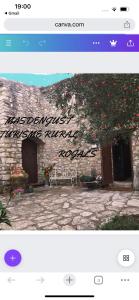 een website met een foto van een gebouw met bloemen bij Masiadenjust in Rojals