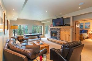 uma sala de estar com mobiliário de couro e uma lareira em 585 Knotty Pine - Gorgoeous Moutain Home em Incline Village