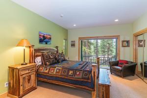 um quarto com uma cama, uma cadeira e uma janela em 585 Knotty Pine - Gorgoeous Moutain Home em Incline Village